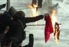 Hinchas de Dinamo de Kiev queman bandera turca ante Besiktas